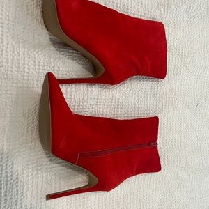 Steve Madden Wagner red suede size 10